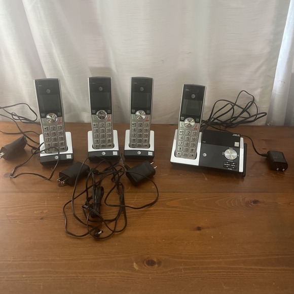 AT&T CORDLESS PHONE 4 Handsets CL82415 - Picture 1 of 7